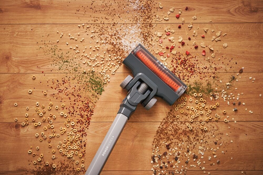 Η κεφαλή δαπέδου της σκούπας BLACK+DECKER POWERSERIES+ μαζεύει δημητριακά και υπολείμματα από ξύλινο πάτωμα