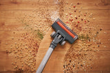 Η κεφαλή δαπέδου της σκούπας BLACK+DECKER POWERSERIES+ μαζεύει δημητριακά και υπολείμματα από ξύλινο πάτωμα