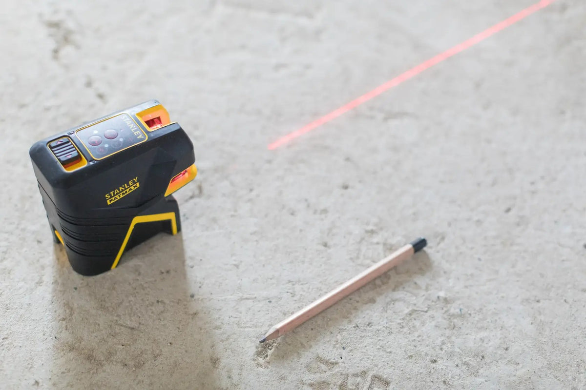 Αλφάδι laser STANLEY FATMAX σε δάπεδο με κόκκινη γραμμή laser