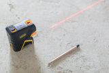 Αλφάδι laser STANLEY FATMAX σε δάπεδο με κόκκινη γραμμή laser