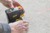 Χειρισμός του αλφαδιού laser STANLEY FATMAX με προβολή κόκκινης δέσμης στο δάπεδο