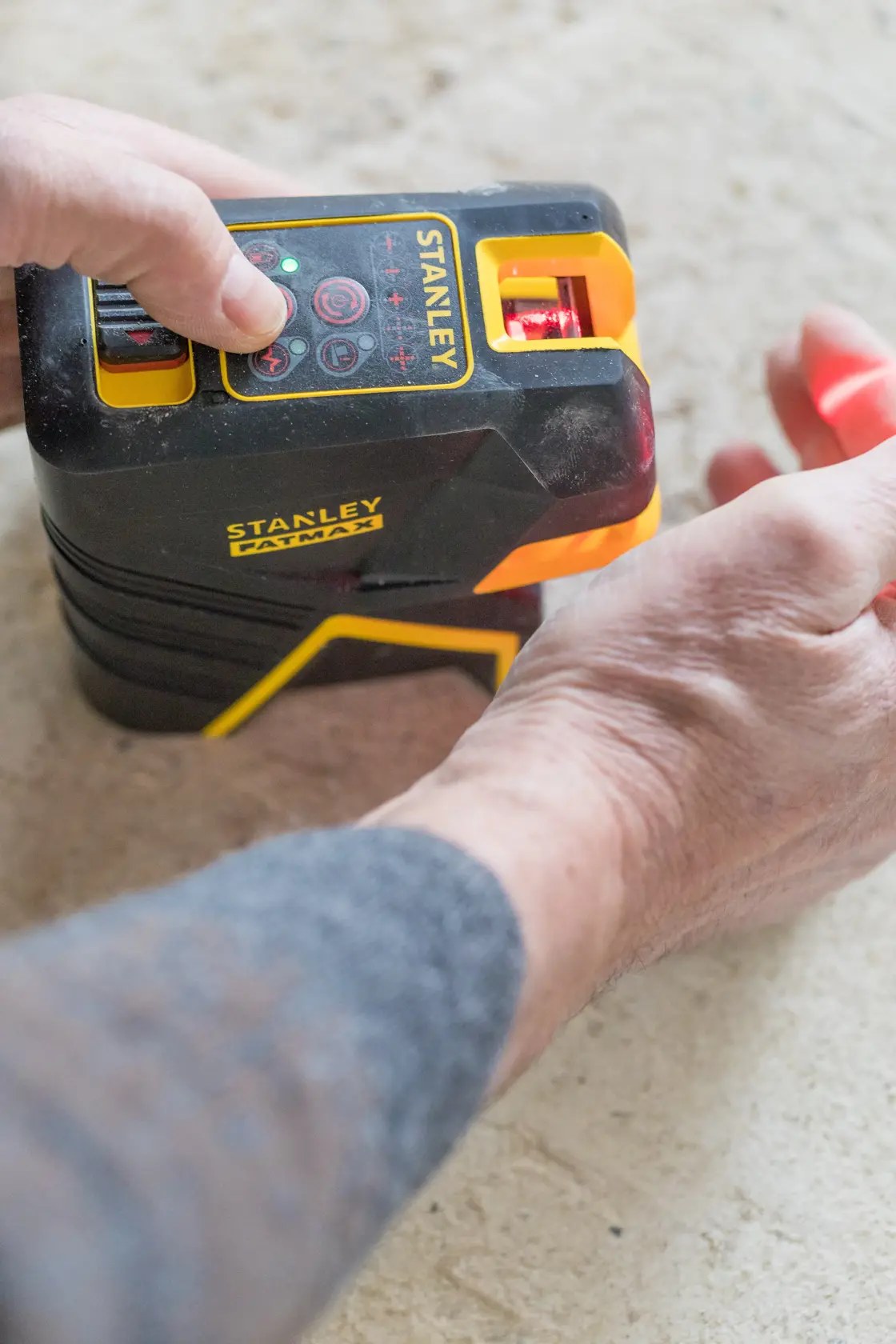 Το αλφάδι laser STANLEY FATMAX FMHT1-77415 σε χρήση