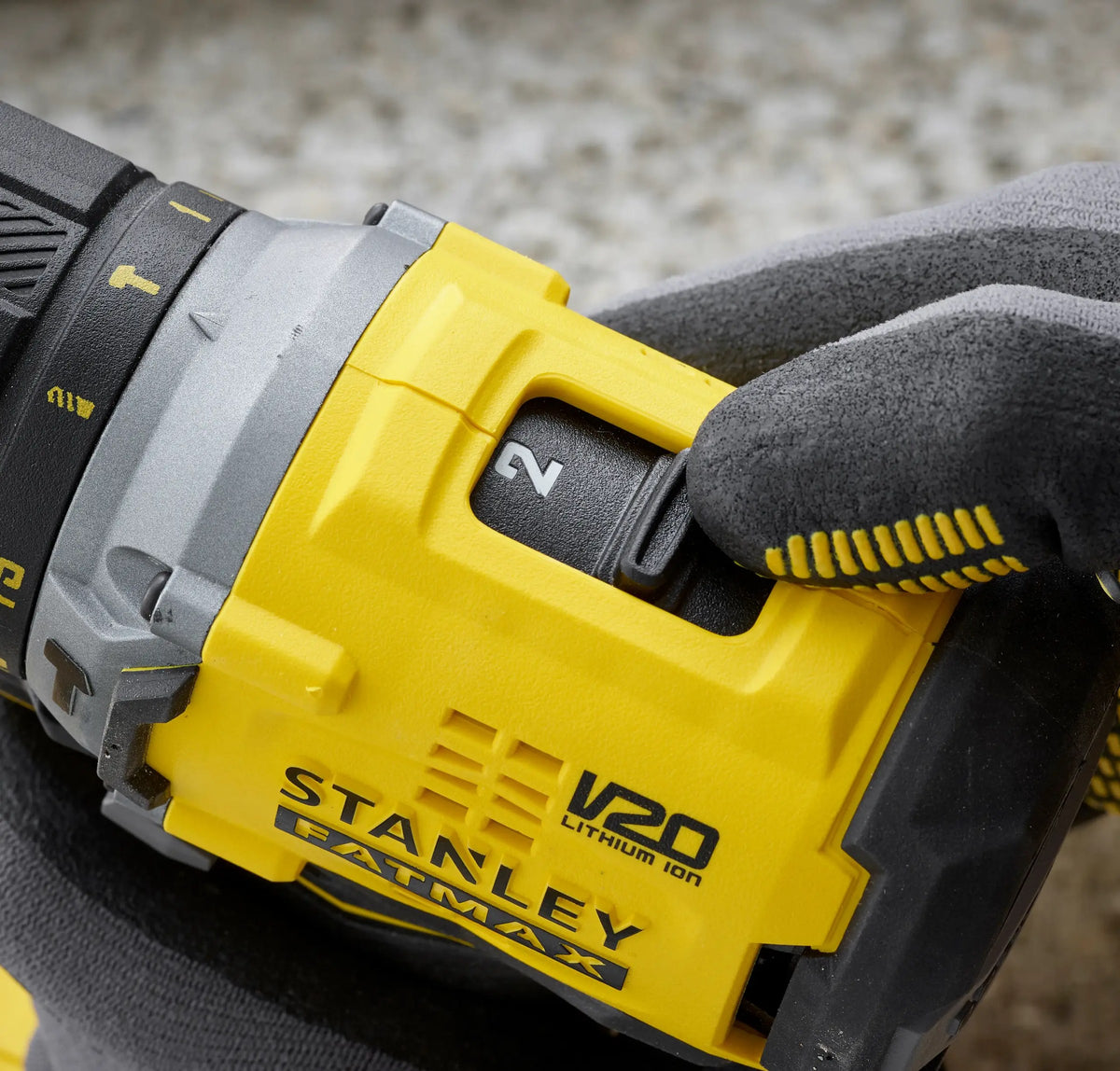 Κοντινή λήψη του δραπανοκατσάβιδου STANLEY FATMAX V20 με τον διακόπτη επιλογής ταχύτητας και τον συμπλέκτη