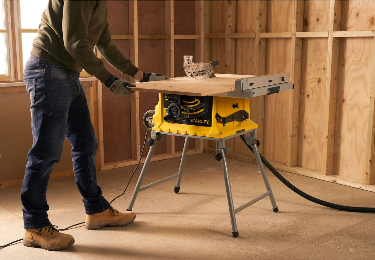 Κοπή ξύλινου τεμαχίου με το Stanley SST1800 σε χώρο εργασίας