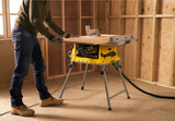 Κοπή ξύλινου τεμαχίου με το Stanley SST1800 σε χώρο εργασίας