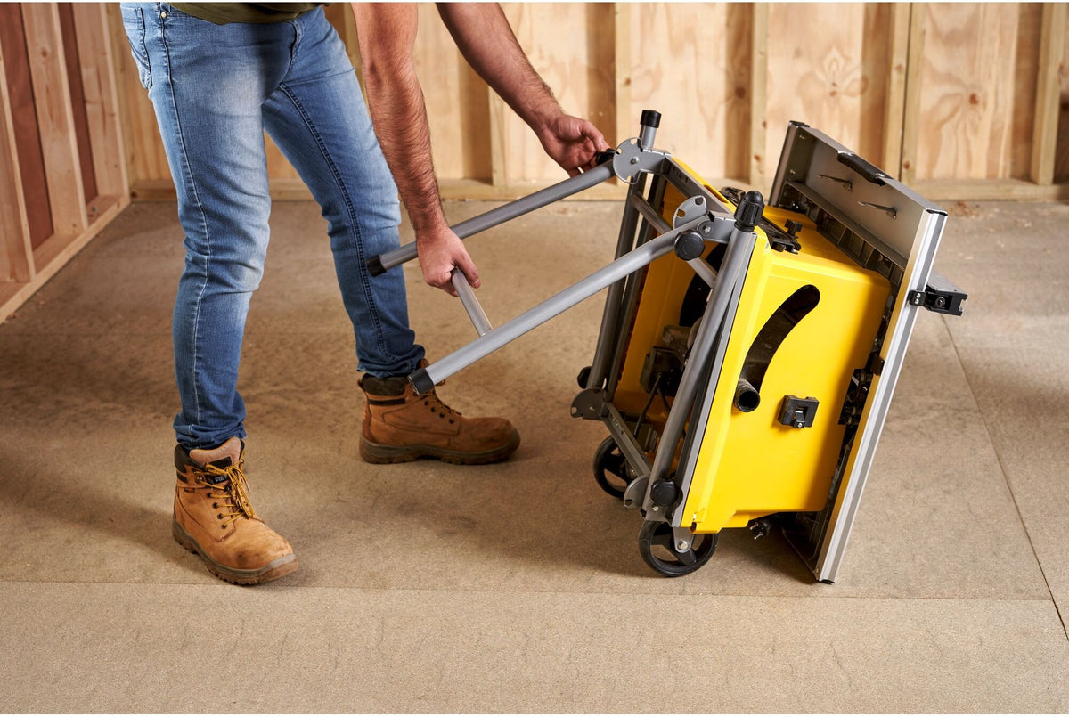 Αναδίπλωση των ποδιών του Stanley SST1800 για μεταφορά πάνω στους τροχούς