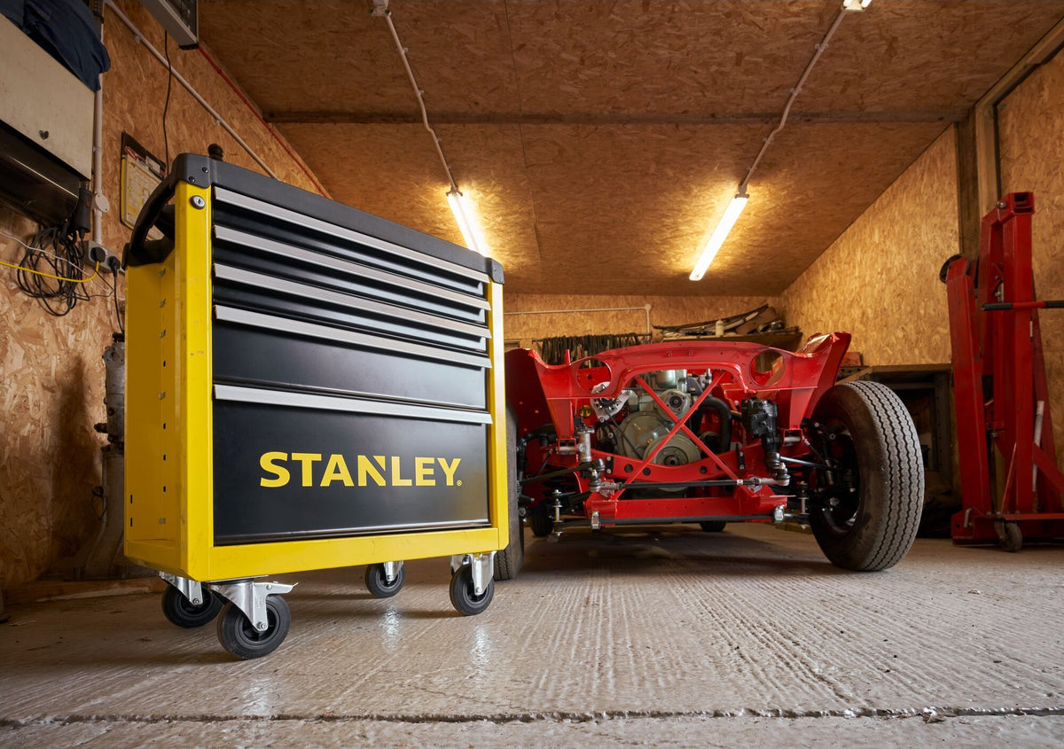 Εργαλειοφόρος STANLEY με 5 συρτάρια μέσα σε συνεργείο δίπλα σε αυτοκίνητο