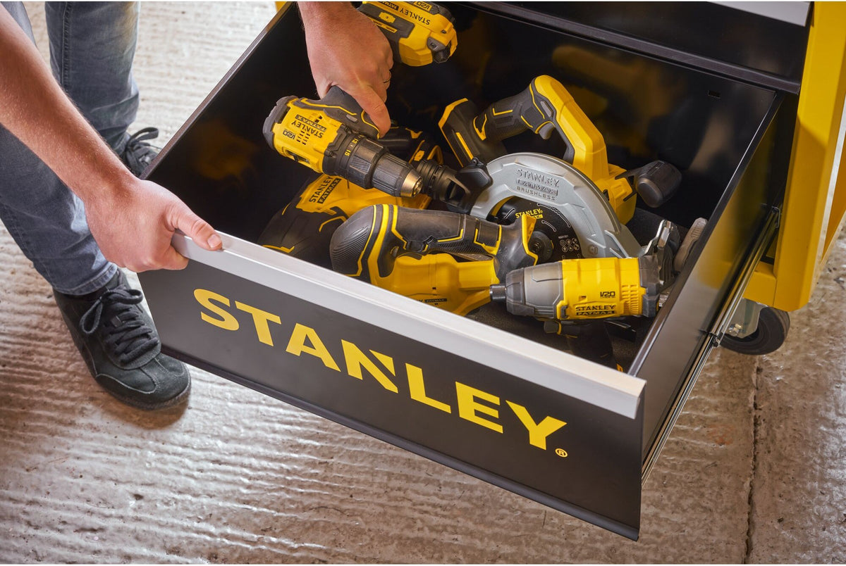 Βαθύ συρτάρι του εργαλειοφόρου STANLEY γεμάτο ηλεκτρικά εργαλεία